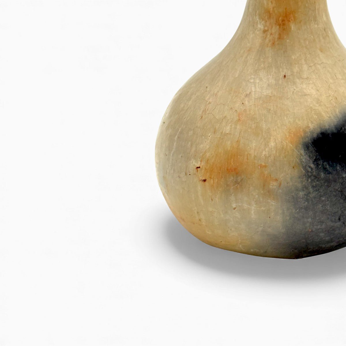Forma organica e collo stretto della bottiglia ceramica scultura Mufida