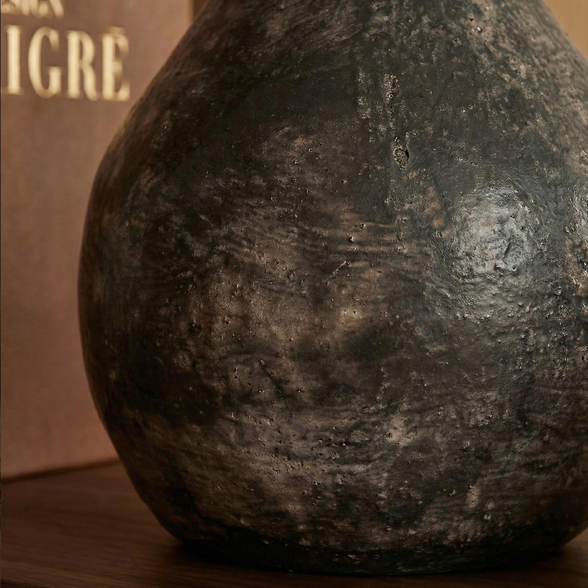 Dettaglio texture ceramica nera artigianale della bottiglia ceramica  Habiba lavorata a mano