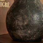 Dettaglio texture ceramica nera artigianale della bottiglia ceramica  Habiba lavorata a mano