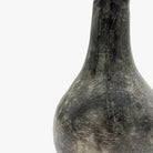 Finitura materica grezza della bottiglia ceramica di design Habiba stile wabi-sabi