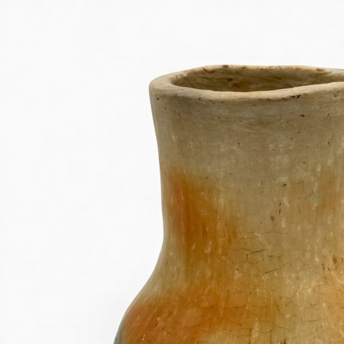 Profilo laterale che mostra le macchie di cottura uniche della brocca artigianale