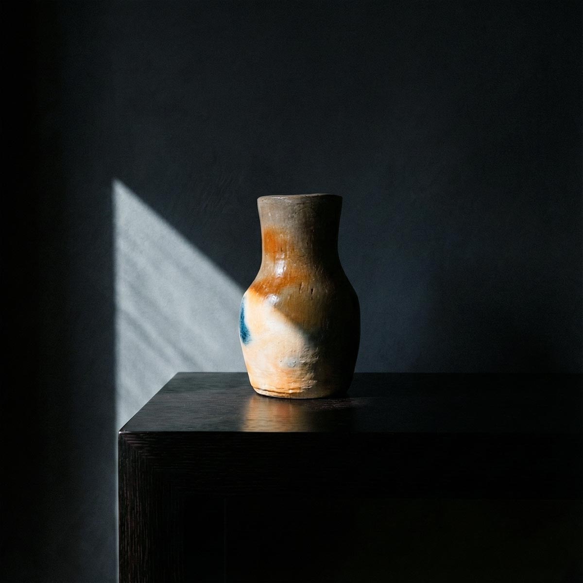 Foto artistica con luci e ombre della brocca artigianale pezzo unico Najed