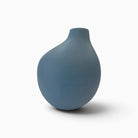 Vaso di design Cadenza in ceramica blu con forma tondeggiante e finitura gessosa