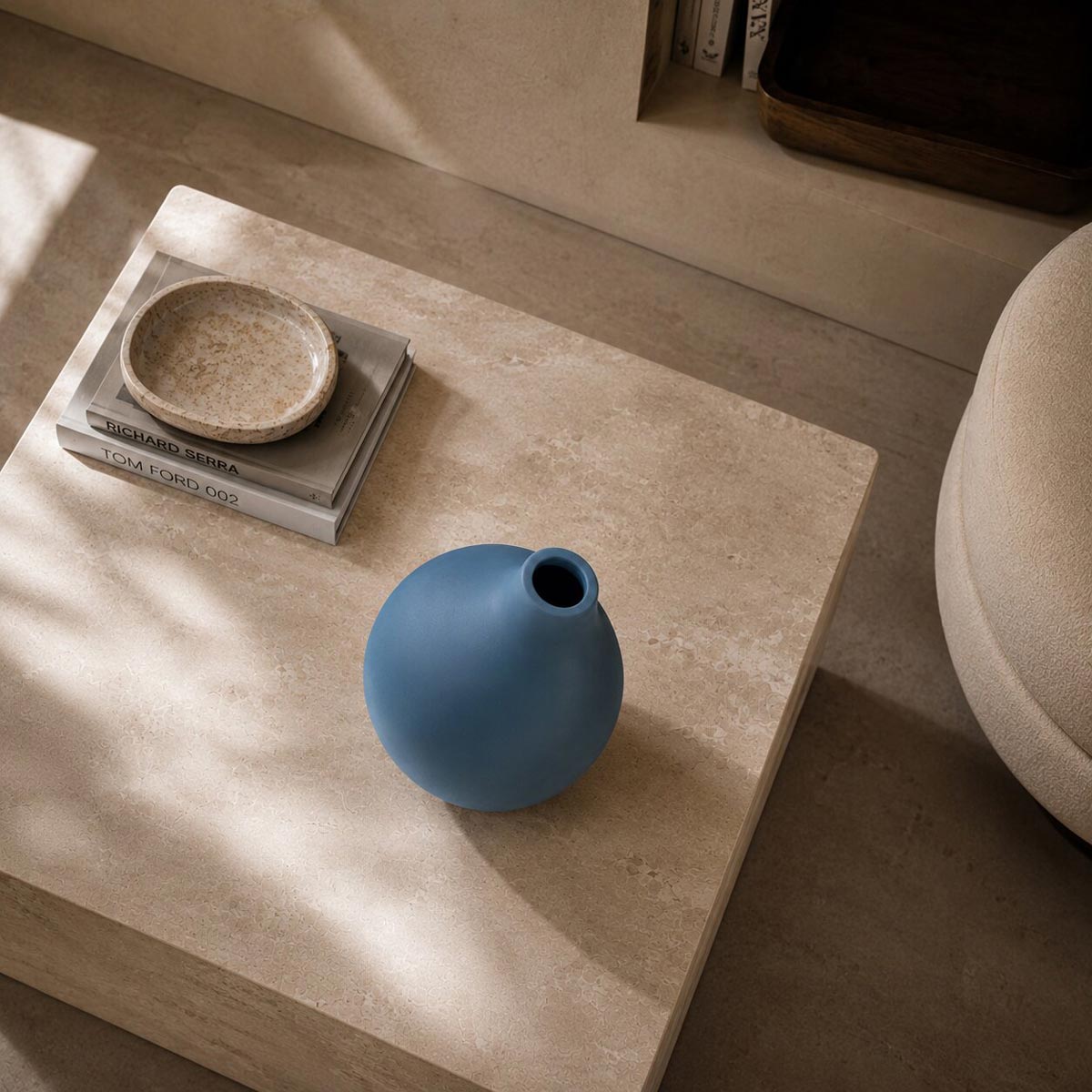 Vaso di design in ceramica Cadenza CASAKŪ inserito in un elegante ambiente living