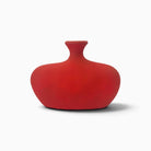Calco vaso in ceramica artistica color zafferano ambientato in un interno contemporaneo