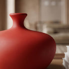 Vaso scultura CASAKŪ Calco con incavi manuali e finitura gessosa opaca