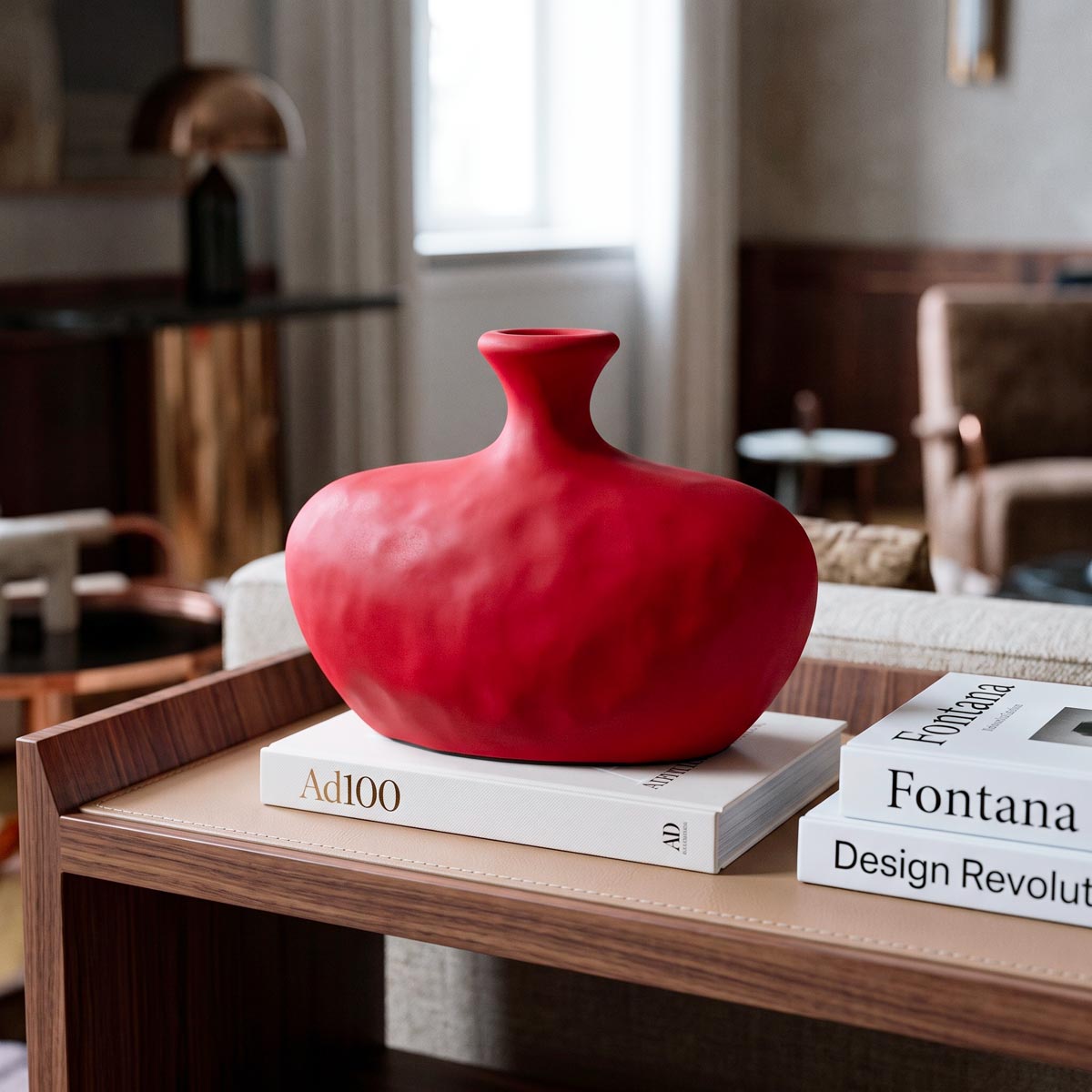 Vaso di design in ceramica zafferano Calco inserito in un elegante living contemporaneo