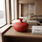 Vaso di design in ceramica zafferano Calco inserito in un elegante living contemporaneo