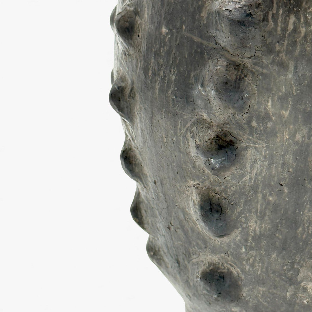 Calice Nero Scolpito Sejnane Hanene isolato su sfondo bianco, vista intera.