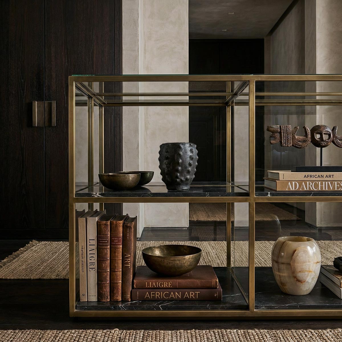 Calice nero scolpito Sejnane Hanene ambientato su tavolo in legno in soggiorno design.