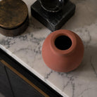 Vaso scultura Capitello CASAKŪ con silhouette a colonna e finitura gessosa opaca