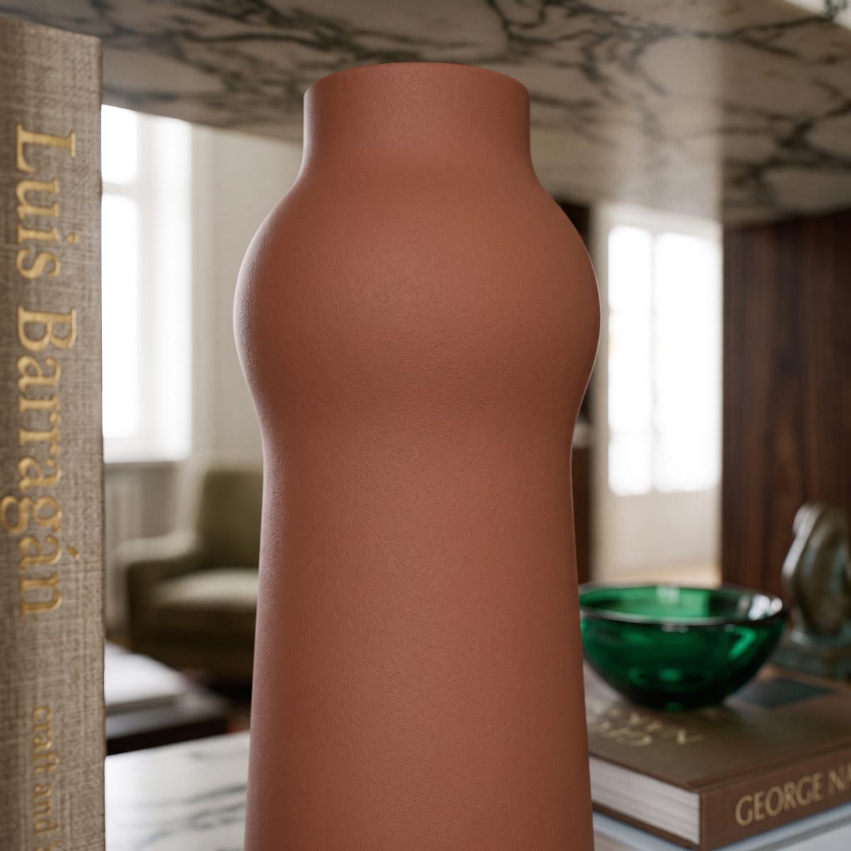 Vaso di design in ceramica artistica Capitello inserito in una composizione d'interni
