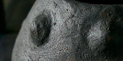 dettaglio di vaso realizzato con tecniche antiche materico, nero
