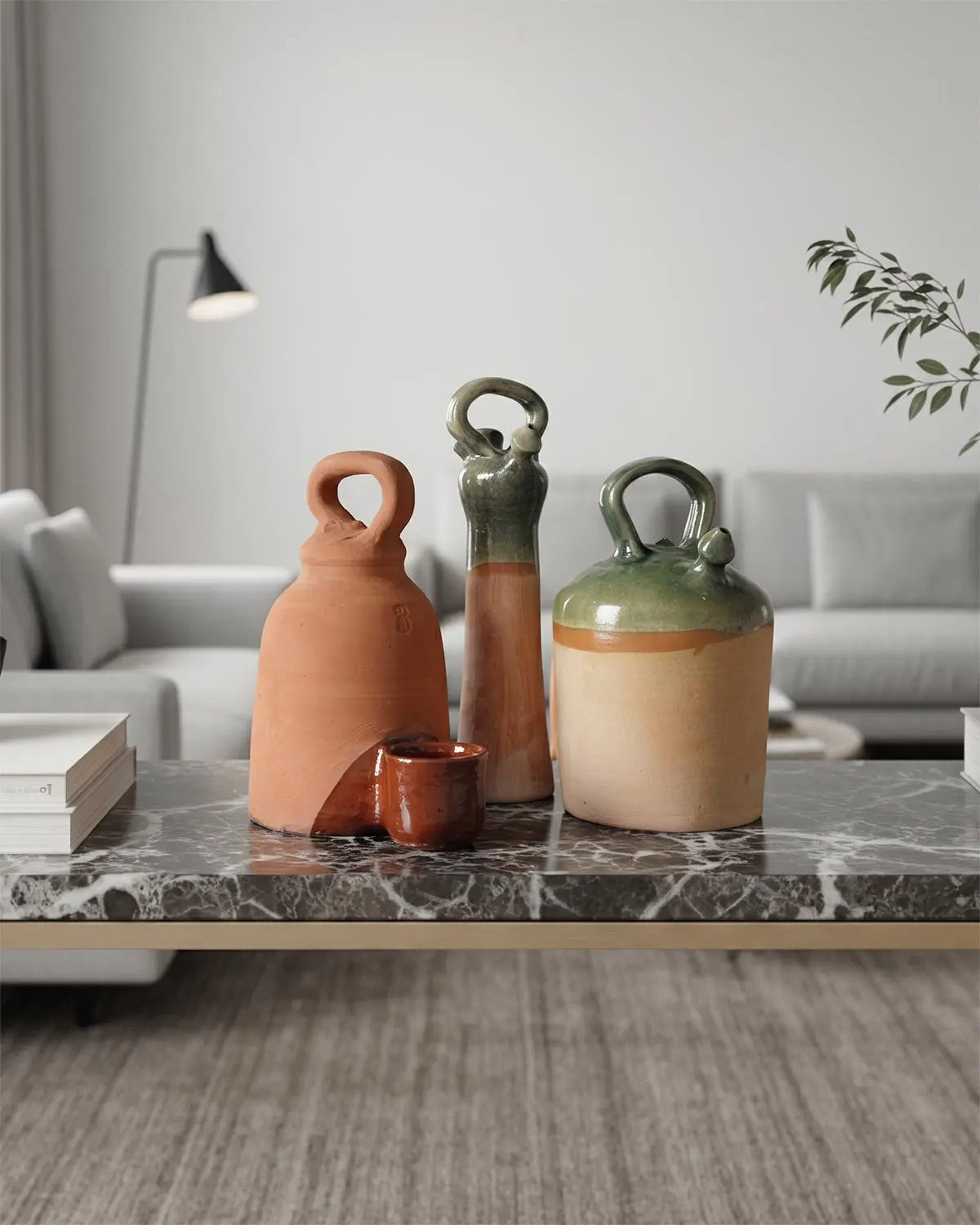 Ceramica mediterranea smaltata usata come oggetto decorativo in un interno contemporaneo