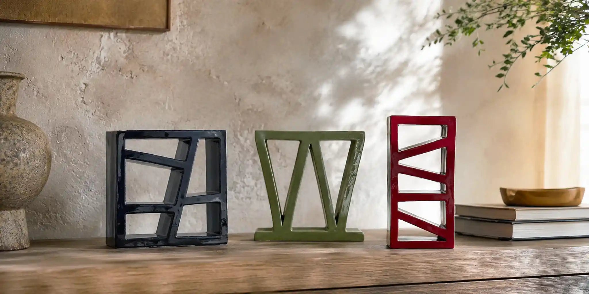 Ceramiche mediterranee smaltate da La Bisbal d’Empordà selezionate da Vicode in un interno elegante