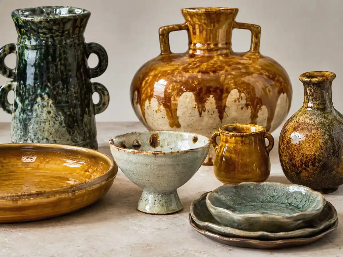 Ceramiche smaltate con colori mediterranei verde, bruno, ocra e terracotta