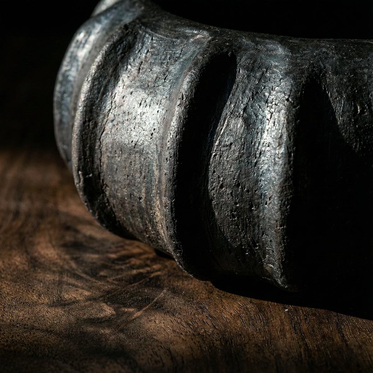 Cesto scultura nero con illuminazione artistica che esalta i rilievi