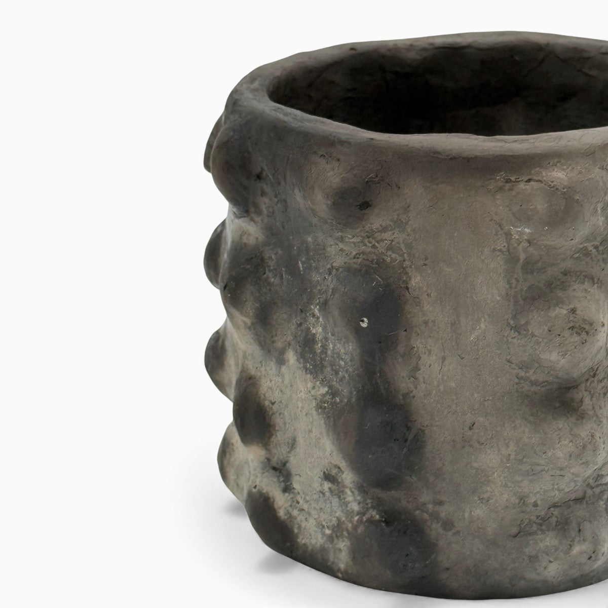 Design etico geometrico per il vaso cilindrico basso in terracotta Malles x Vicode