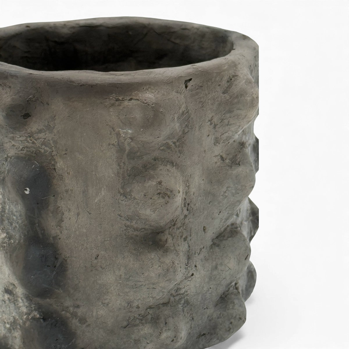 Profilo solido e materico del vaso cilindrico scultoreo nero Malles x Vicode