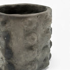 Profilo solido e materico del vaso cilindrico scultoreo nero Malles x Vicode
