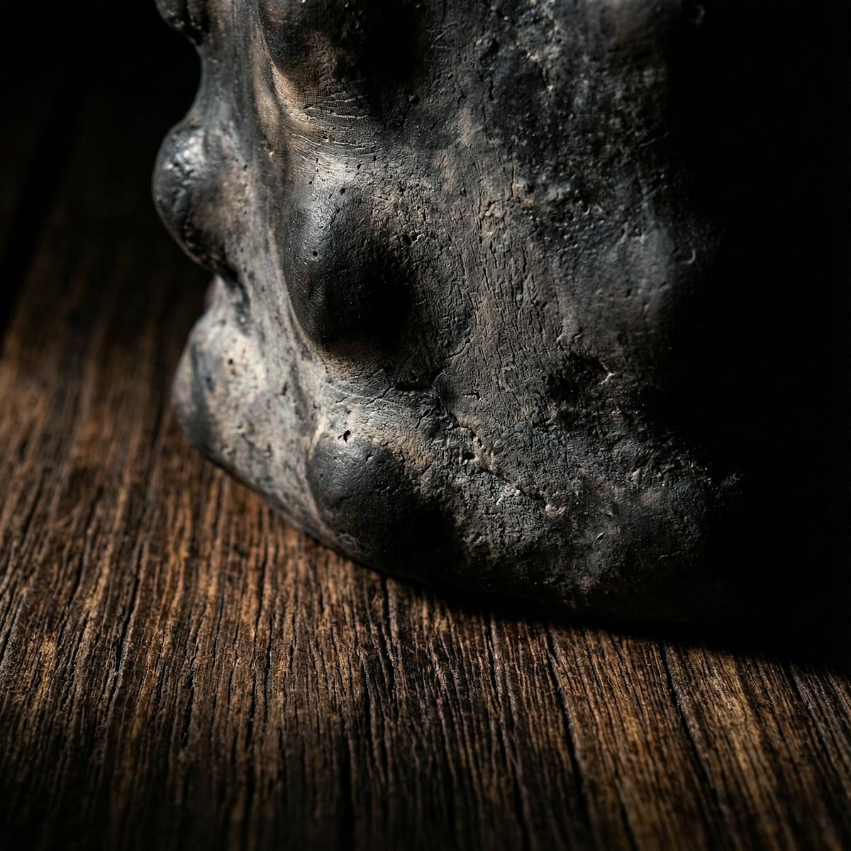 Dettaglio texture a rilievo unica del vaso cilindrico in ceramica nera