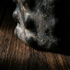 Dettaglio texture a rilievo unica del vaso cilindrico in ceramica nera