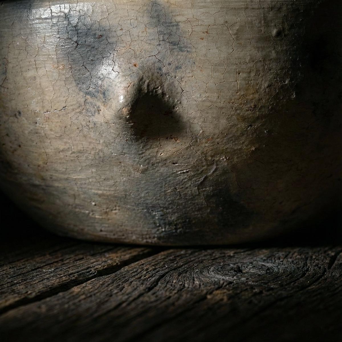 Particolare delle macchie di cottura uniche sulla ciotola bassa in terracotta chiara