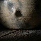 Particolare delle macchie di cottura uniche sulla ciotola bassa in terracotta chiara