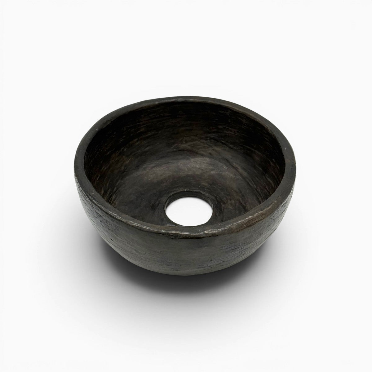 Profilo ribassato e bordo irregolare della ciotola d'arte, firma di un ancestrale gesto artigianale.