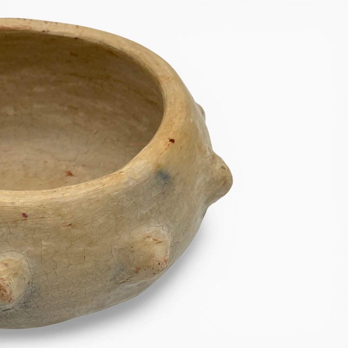 Interno della ciotola chiara Najed, modellata a mano libera senza l'uso del tornio.