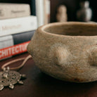 Macchie color ruggine e crettatura naturale sulla superficie della ciotola Najed.