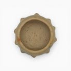 La firma dell'artista Najed incisa sulla base della piccola ciotola materica.