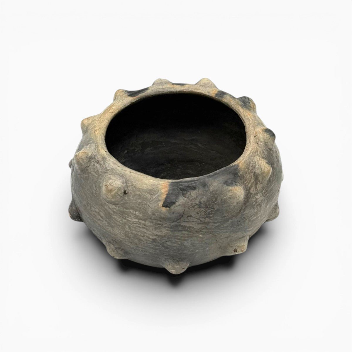 La firma dell'artista Mufida incisa sulla base della ciotola spinosa in ceramica.