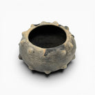 La firma dell'artista Mufida incisa sulla base della ciotola spinosa in ceramica.