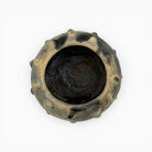 Finitura grigio cenere e macchia di fumo nero, segni della cottura pit-firing tunisina.