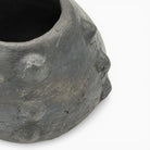 Ciotola materica nera Mufida (1.45 kg) come centrotavola scultoreo in un living moderno.