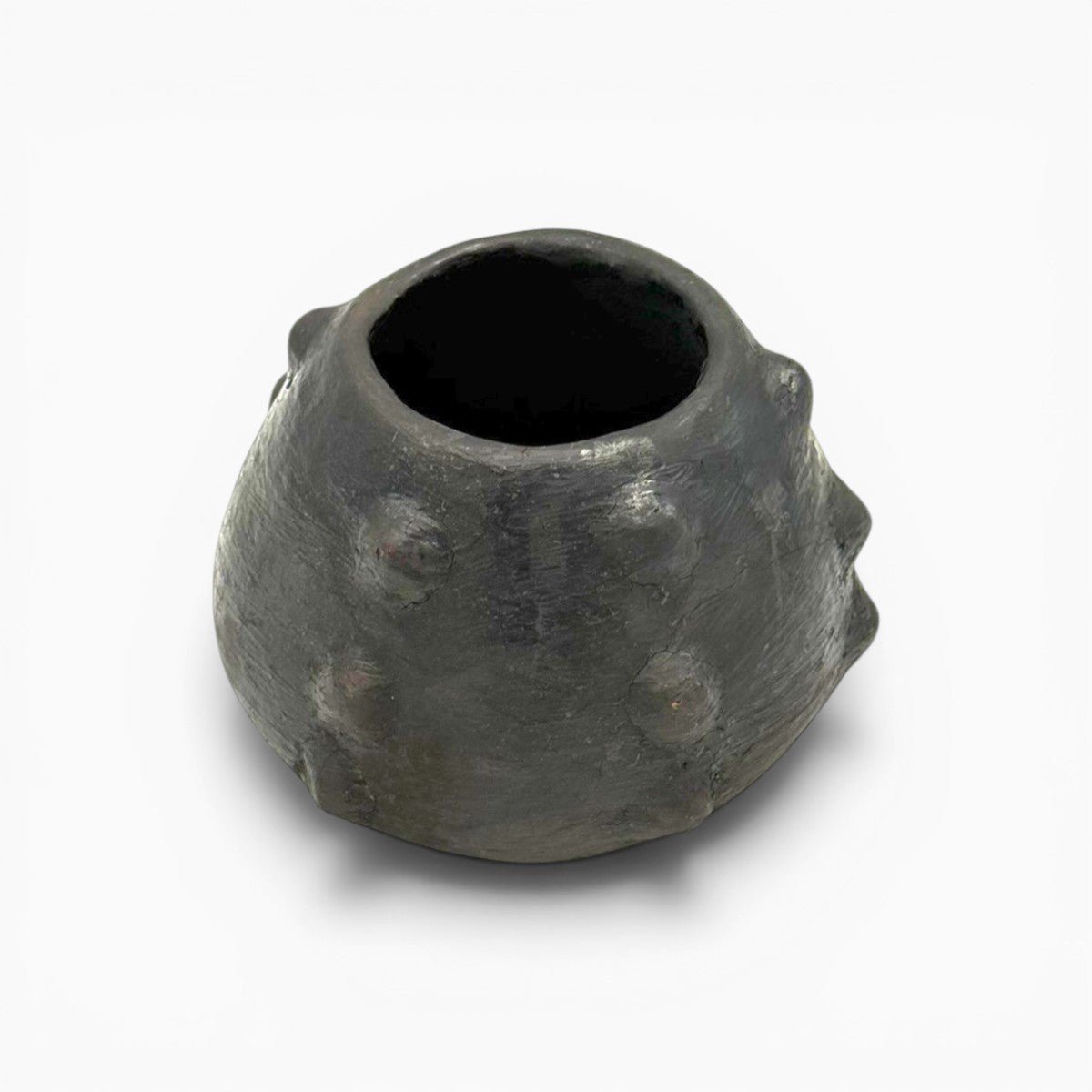 La firma dell'artista Mufida incisa sulla base della ciotola in ceramica nera.