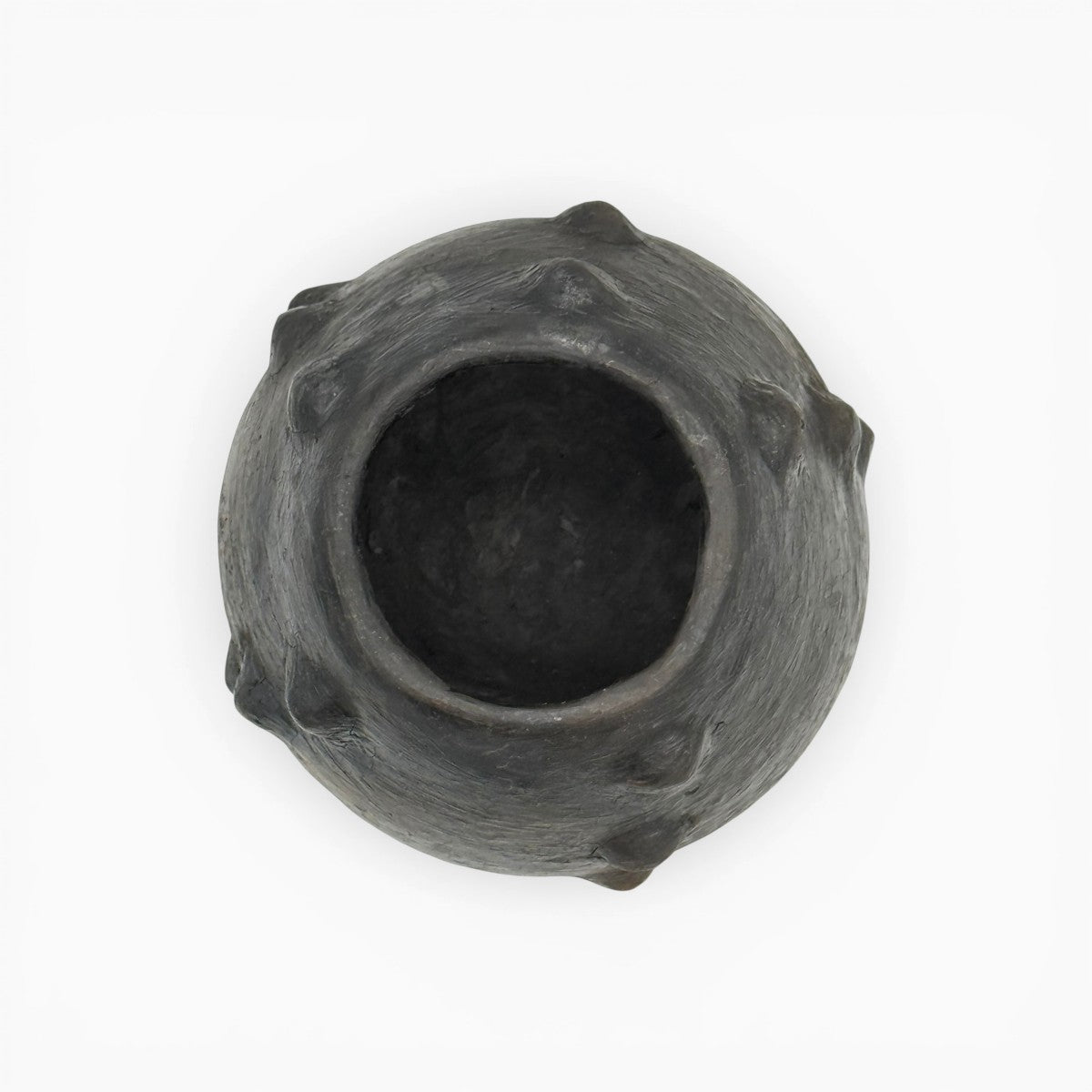 Profilo basso e radicato a terra della "Meteora di Terra", contrasto di pieni e vuoti.