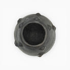 Profilo basso e radicato a terra della "Meteora di Terra", contrasto di pieni e vuoti.