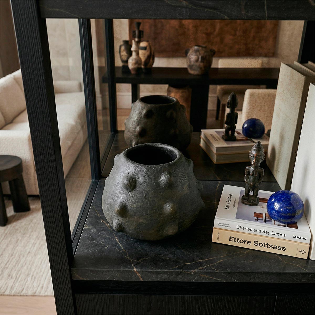 Dettaglio delle protuberanze organiche sulla ceramica scura e porosa di Mufida.