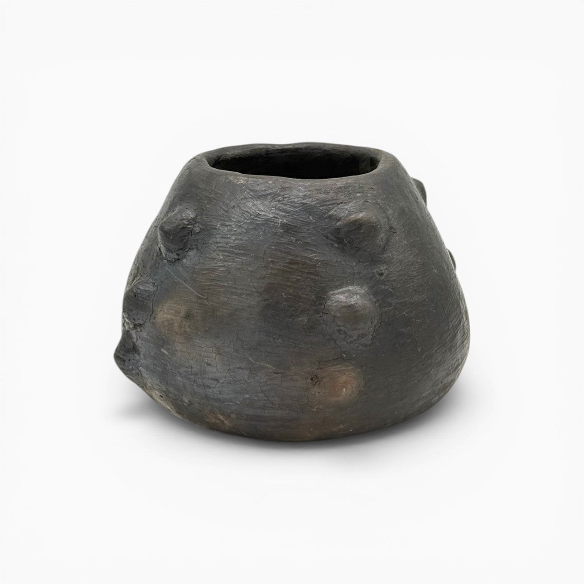 Dettaglio delle venature naturali e della texture vibrante dell'argilla tunisina.