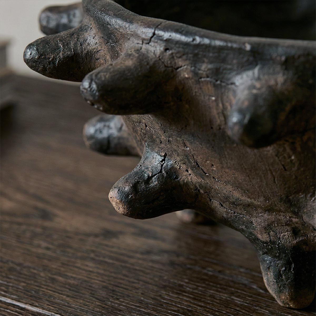 Dettaglio delle punte decorative fatte a mano sulla ciotola scultura in ceramica