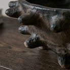 Dettaglio delle punte decorative fatte a mano sulla ciotola scultura in ceramica
