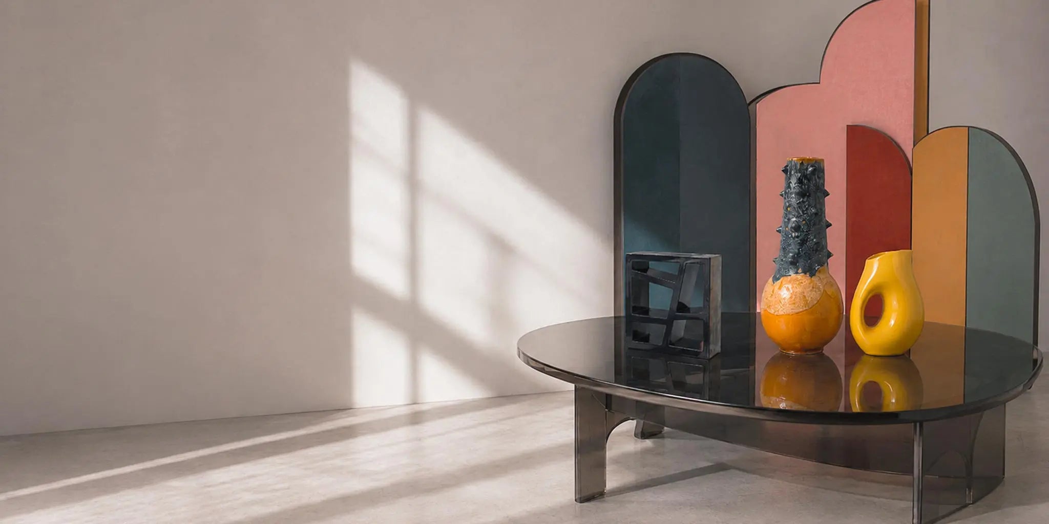 Oggetti di design colorati Vicode con vasi, ceramiche e sculture in un interno contemporaneo