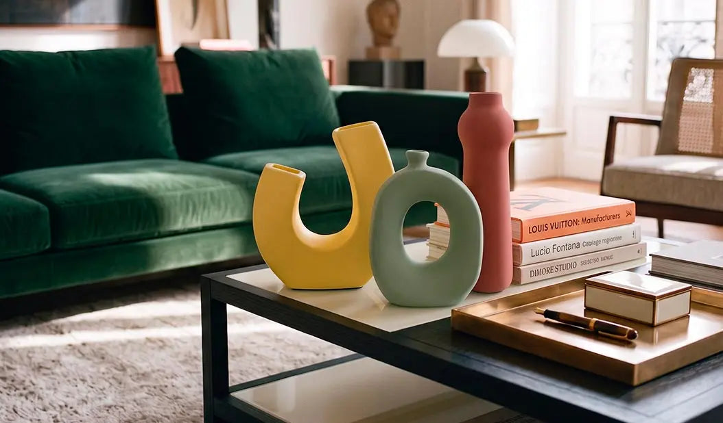 composizione di vasi colorati casaku x vicode su tavolino living moderno