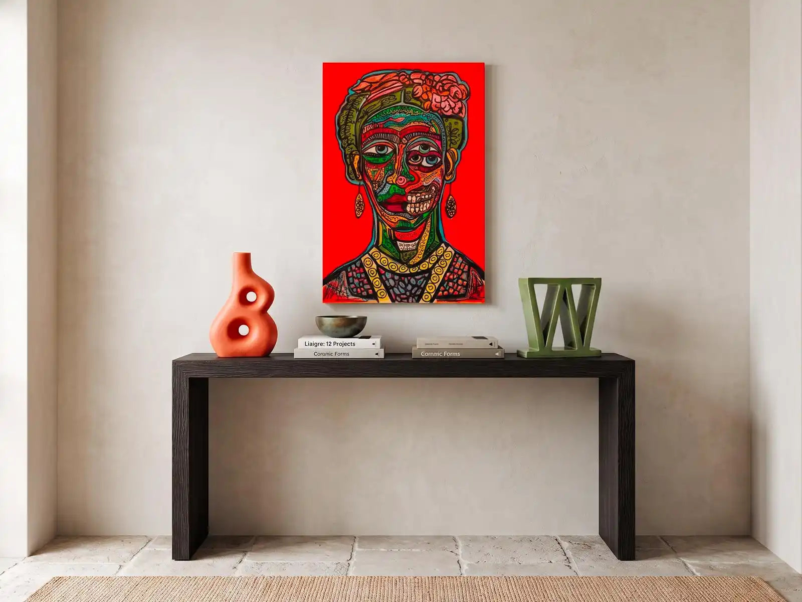 Consolle d’ingresso in legno scuro decorata con vaso artigianale quadro libri escultura verde in  ceramica