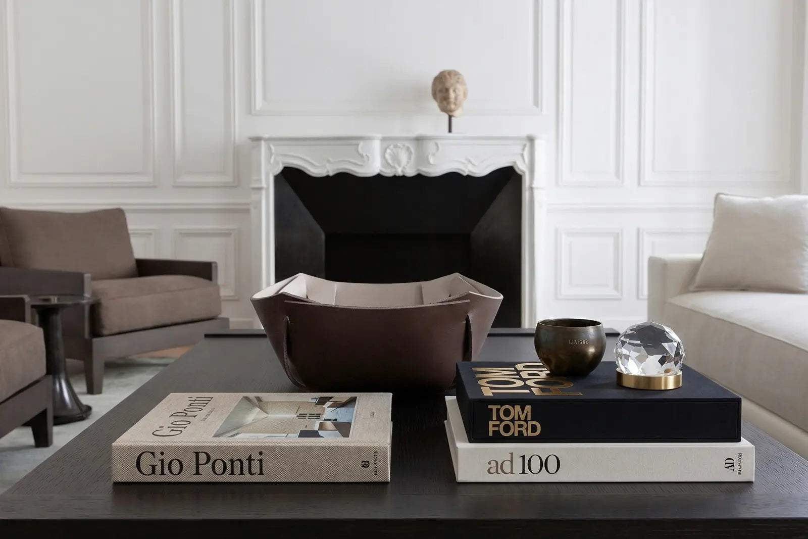 Contenitore GESTO in cuoio come presenza scultorea in un living contemporaneo