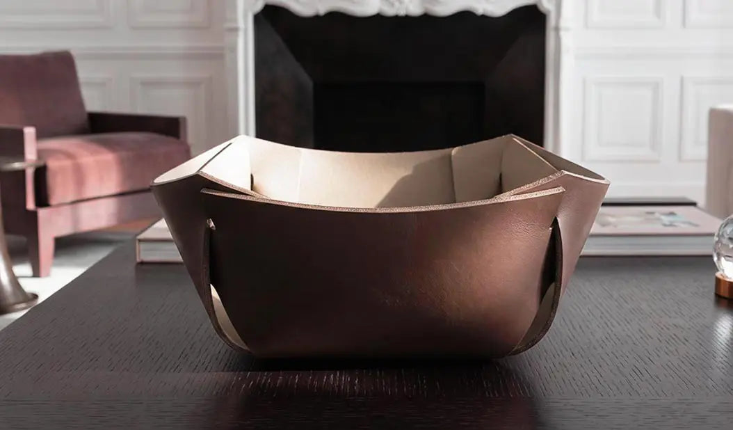 contenitore gesto in cuoio bicolore, design Lorenzo Lazzeroni in un living moderno