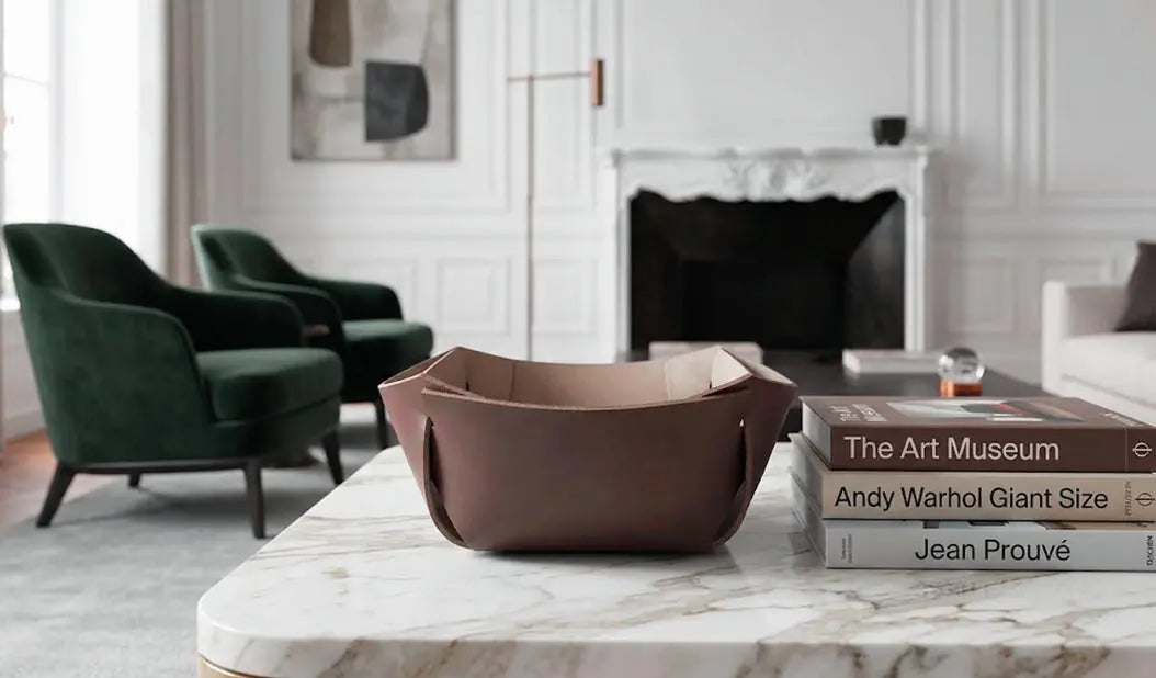 contenitore gesto in cuoio bicolore, design Lorenzo Lazzeroni in un living moderno