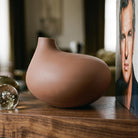 Vaso di design in ceramica Contrappunto CASAKŪ con finitura gessosa opaca